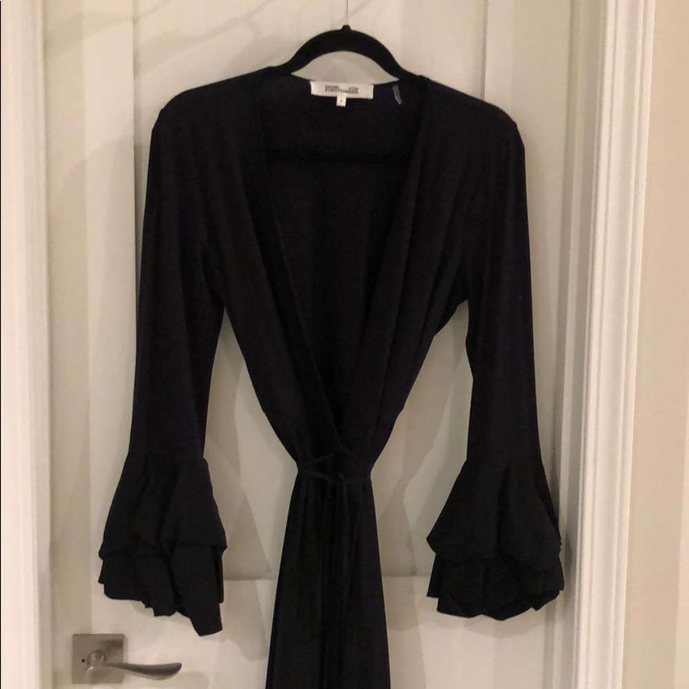 DVF wrap dress silky feel fun cuffs